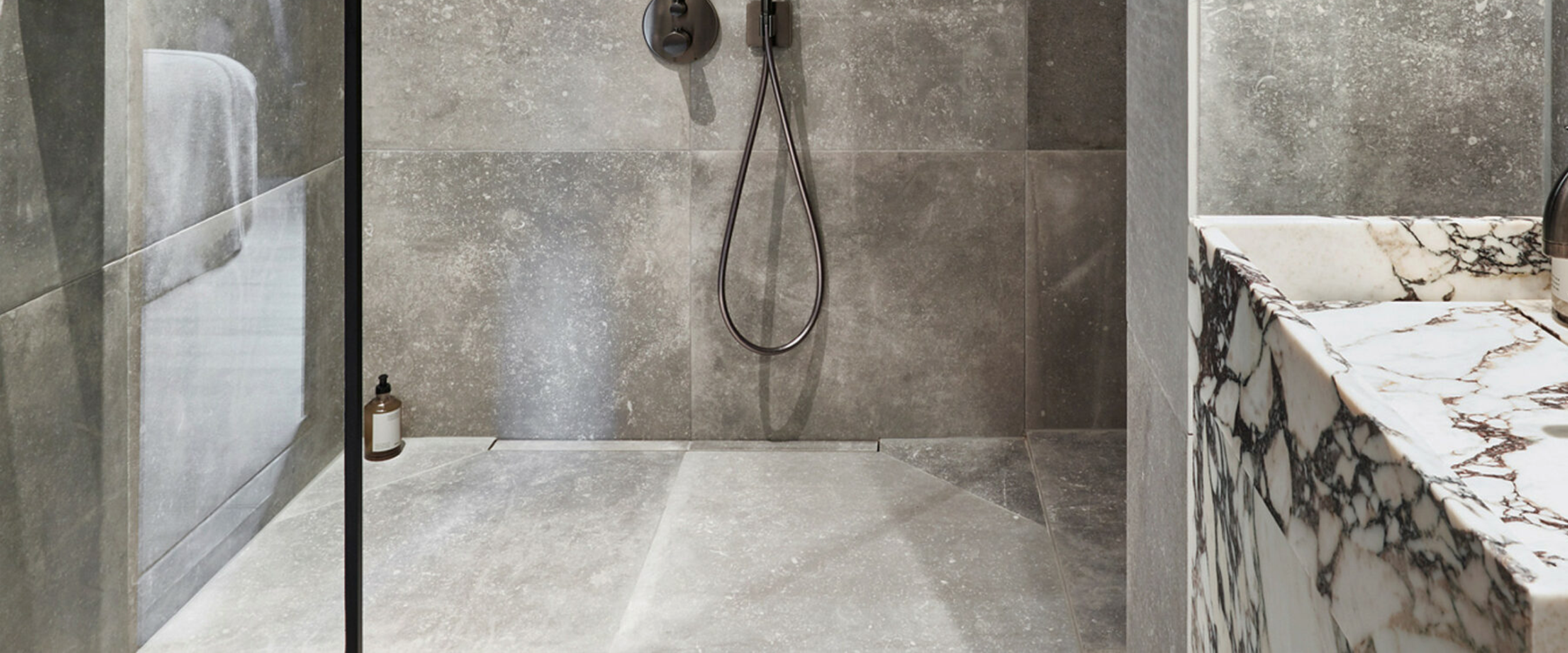 How to Select a Shower Tray for a Wet Room: Factors to Consider